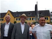 Kreisbeigeordneter Rudi Zenz, Bürgermeister Michael Kessle und Pfarrer Joachim F...