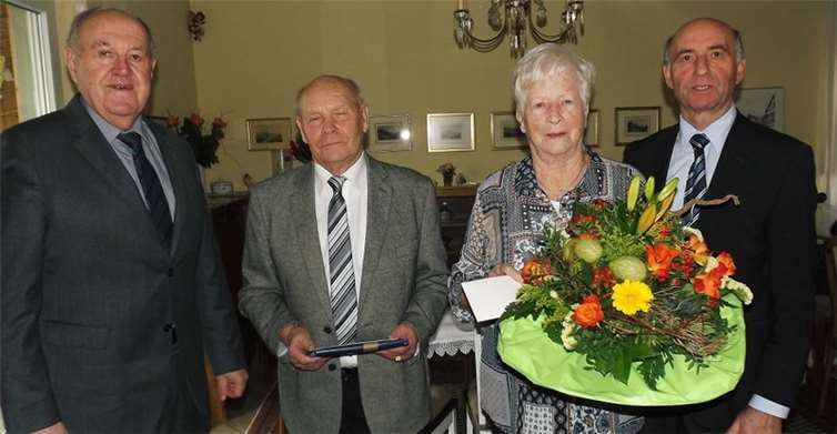 Kreisbeigeordneter Rudi Zenz (Foto r.) und 1. Beigeordneter Bernhard Wiemer (Foto l.) gratulierten dem Ehepaar Rosemarie und Josef Schmitt zur Diamantenen Hochzeit. Privat