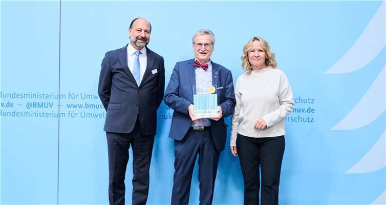Kreisbeigeordneter Siegfried Niederelz nahm den Award für herausragendes Engagement bei der Verwendung von Recyclingpapier mit dem Blauen Engel von Bundesumweltministerin Steffi Lemke entgegen.  Foto: BMUV/Annette Riedl