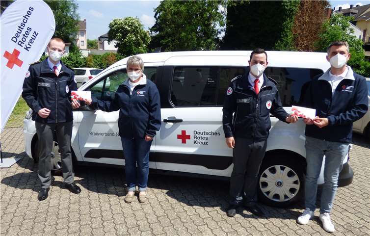 Kreisbereitschaftsarzt Johannes Westhofen, Geschäftsführerin Kerstin Rexilius-Schuler, Kreisjugendleiter Niklas Runkel und Frank Book vom Aktiven Dienst des DRK Kreisverbandes Neuwied (von links) freuen sich, den Mitgliedern ein kleines Dankeschön zukommen lassen zu können. Foto: Angela Göbler