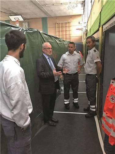 Kreisbereitschaftsleiter David Lacher (Mitte) und Kreisbereitschaftsarzt Dr. Mitsuru Makinose (r) im Gespräch mit Oberbürgermeister Nikolaus Roth.