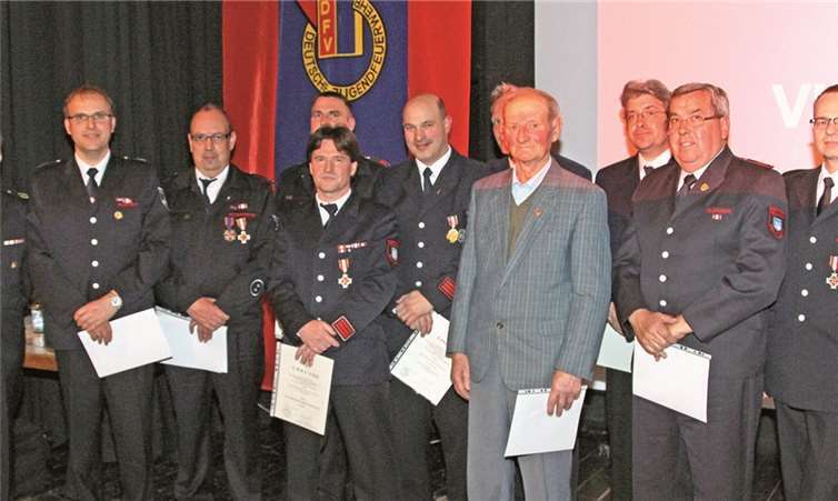 Kreisbrandmeister Walter Jonas (li.) ehrte beim „Abend der Feuerwehr“ unter anderem Markus von Wirtz, Rainer Kirchner, Jörg Fischer, Michael Cremer, Peter Linke, Ferdinand Kaspari, Franz Manikowksi und Wehrleiter Markus Zettelmeyer.
