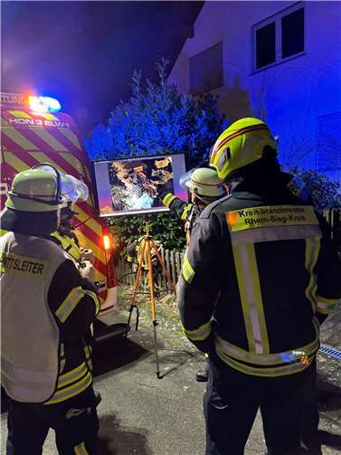 110 Einsatzkräfte bei erneutem Großbrand in Bad Honnef im Einsatz Kreisbrandmeister und Führungskräfte bei der Lagebesprechung