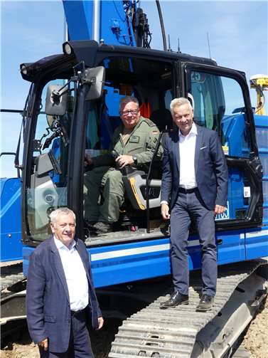 Kreischef Manfred Schnur freut sich mit dem Kommodore und Bauunternehmer Elmar Schnorpfeil über die aktuelle Aufnahme der Bauarbeiten am Großprojekt Militärflughafen Büchel.