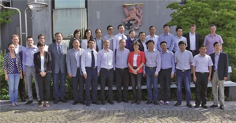 Kreisdirektorin Annerose Heinz (M.) mit der chinesischen Delegation und Vertreterinnen und Vertretern des Amtes für Katasterwesen und Geoinformation des Rhein-Sieg-Kreises.privat