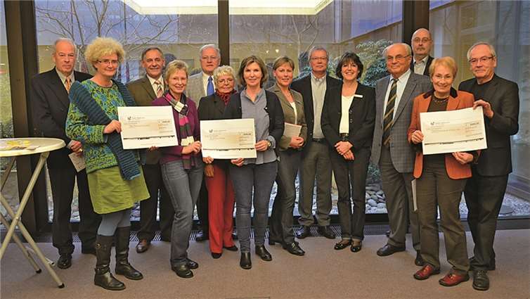 Kreisdirektorin Annerose Heinze (5.v.r) mit Vertreterinnen und Vertretern der Nachbarschaftshilfe und der vier Institutionen, die die Spenden erhalten. privat