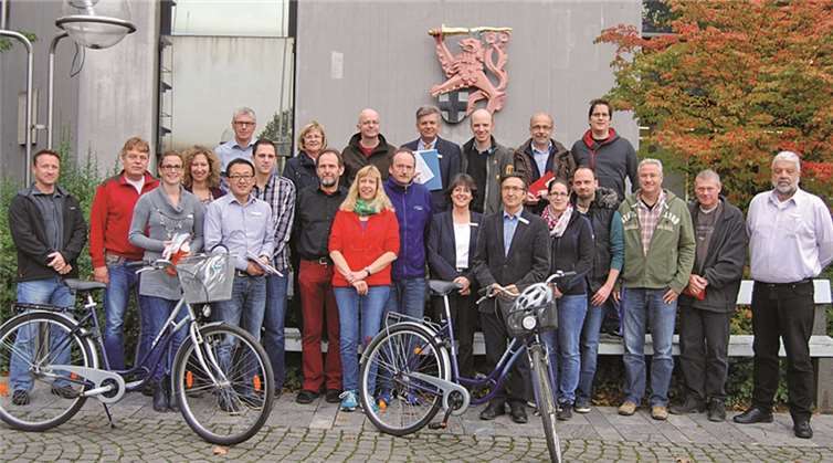 Kreisdirektorin Annerose Heinze, Planungsdezernent Michael Jaeger und Planungsamtsleiter Dr. Mehmet Sarikaya mit den Radlerinnen und Radlern. privat