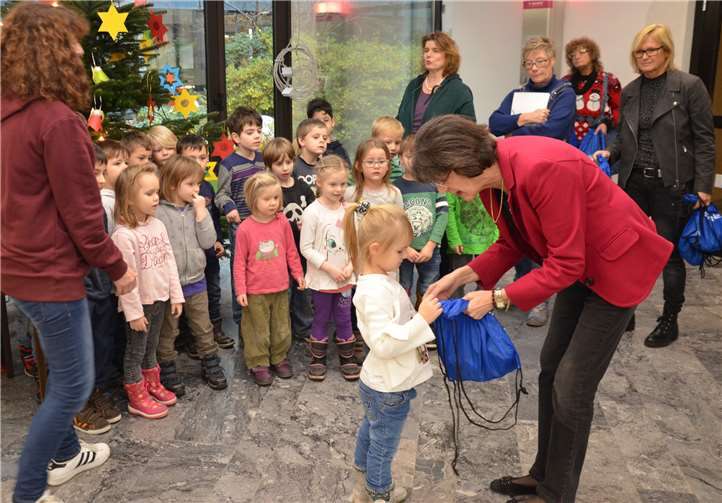 Kreisdirektorin Annerose Heinze bei der Übergabe der kleinen Dankeschöngeschenke.