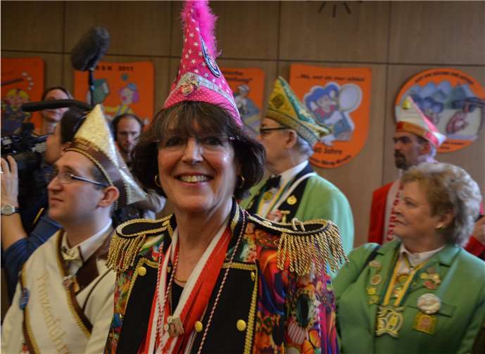 Kreisdirektorin Annerose Heinze mit dem neuen Narrenschiffchen.