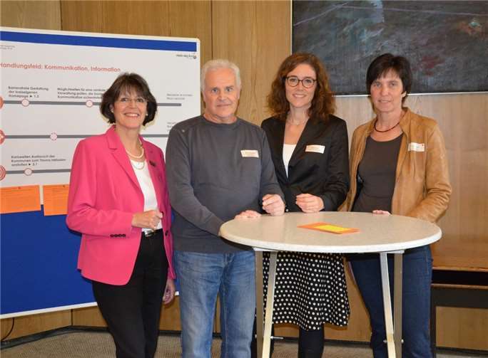 Kreisdirektorin Annerose Heinze (v. l.), Günter Wingender, stv. Vorsitzender des Inklusions-Fachbeirates, Sofie Eichner, Büro StadtRaumKonzept, und Bettina Lübbert, Behindertenbeauftragte des Rhein-Sieg-Kreises. Rhein-Sieg-Kreis