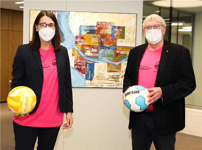 Kreisdirektorin Svenja Udelhoven und Landrat Sebastian Schuster mit pinken T-Shirts der Aktion „Pink gegen Rassismus“. Fotos: Rhein-Sieg-Kreis