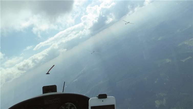 Kreisend gewinnen die Segelflugzeuge unter den Cumuluswolken an Höhe.