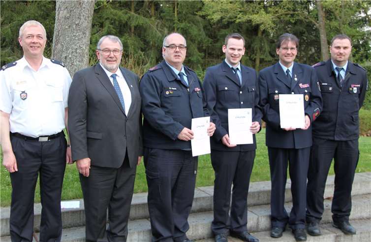 Kreisfeuerwehrinspekteur Axel Simonis (v. l.) und Erster Kreisbeigeordneter Schüler dankten Uwe Hanz für seine geleistete Arbeit und freuten sich mit Michael Stahlhofen und Thomas Krekel über das gute Wahlergebnis. Zu den ersten Gratulanten zählte auch der weitere stellvertretende Kreisjugendfeuerwehrwart Florian Bach.  KV Westerwald