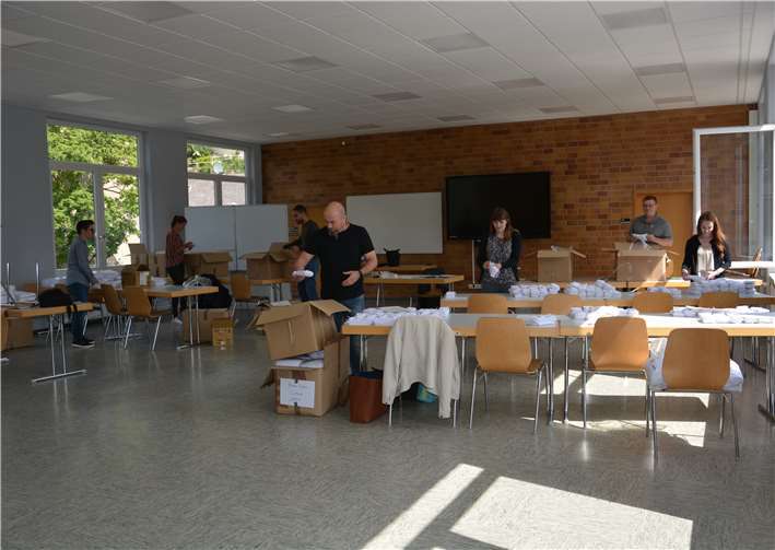 Kreisfeuerwehrinspekteur Guido Erler, Oliver Brandt vom Katastrophenschutz und Auszubildende der Kreisverwaltung bei der Sortierung der Masken für die Schulen. Foto: Rhein-Lahn-Kreis