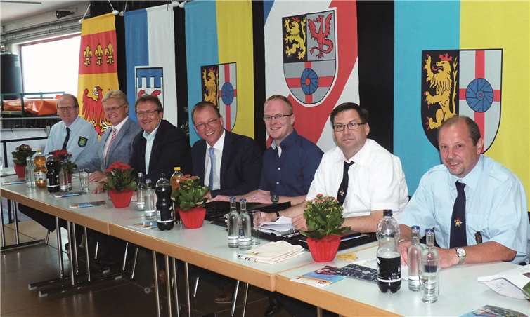 Kreisfeuerwehrinspekteur Rainer Nell -v.li.-, Kreisbeigeordneter Rolf Schäfer, 1. Beigeordneter der VG Mendig Joachim Plitzko, VG-Bürgermeister Jörg Lempertz, VG-Verwaltungsmitarbeiter Christopher Wittig (Organisation), Wehrleiter Stephan Schüller und stellvertretender Wehrführer Gerd Schüller. Fotos: -FRE-