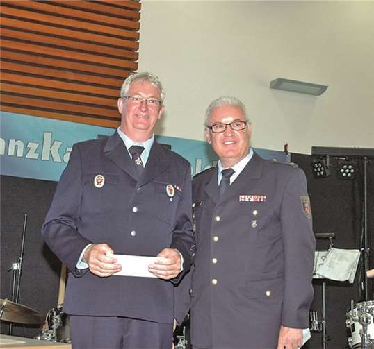 Kreisfeuerwehrinspekteur Udo Schumacher gratulierte mit einem gut gefüllten Umschlag zum Jubiläum.