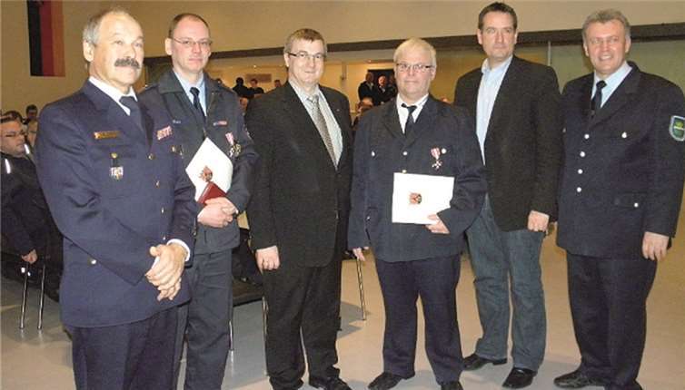 Kreisfeuerwehrinspekteur Walter Weber, Thorsten Müller (Andernach), Landrat Dr. Alexander Saftig, Arno Hartmann (Bassenheim), Beigeordneter der VG Weißenthurm Thomas Przybilla, Vorsitzender Horst Helmes.privat