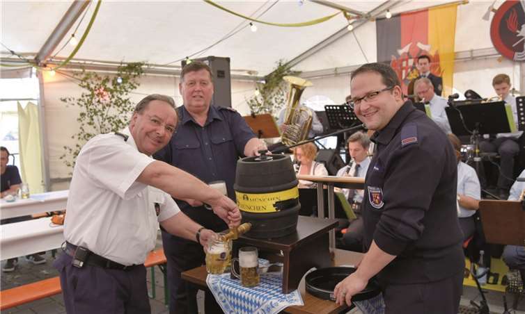 Kreisfeuerwehrinspekteur Werner Böcking (v. l.), Wehrführer Hans-Georg Preiß und Kassierer René Runkler eröffnen die Festzeltgaudi mit dem Fassanstich.JSB