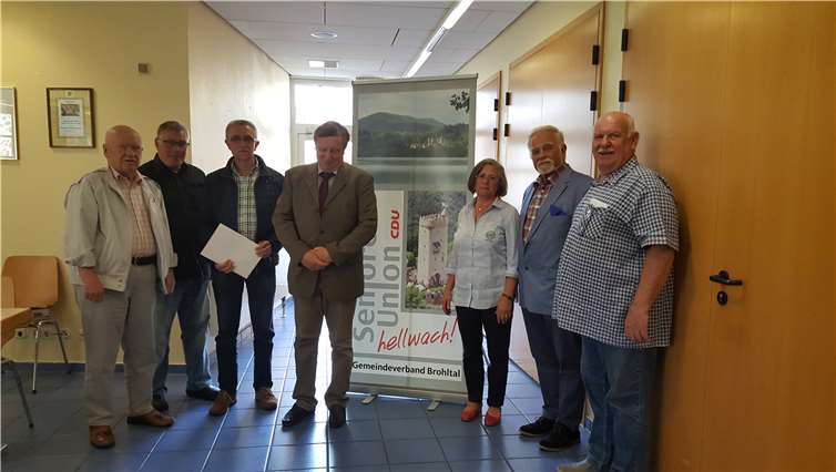 Kreisfraktionssprecher Karl-Heinz Sundheimer (Mitte) mit den Vorstandsmitgliedern (v.l.): Rainer Loth, Werner Gsil, Dieter Ulrich, Hildegard Pech, Dieter Lukas, Wolfgang Söller.privat