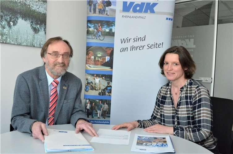 Kreisgeschäftsführerin Doreen Borges (rechts) erläutert dem Kreisvorsitzenden Hans Werner Kaiser (links) die Ergebnisse der Geschäftsbilanz 2021. Foto: privat