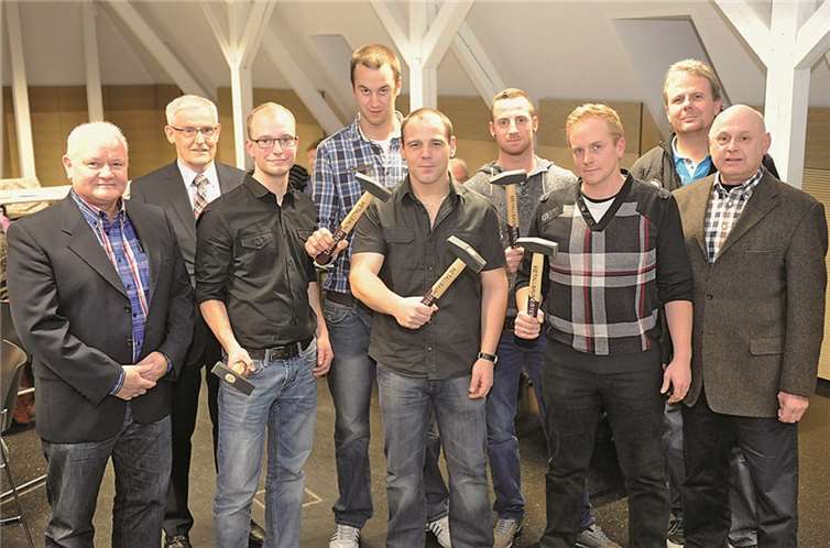 Kreishandwerksmeister Frank Wershofen (links) und der Obermeister der Metaller Bernd Klein (rechts) gratulierten den neuen Meistern mit einem „Hammerschlag“.AB