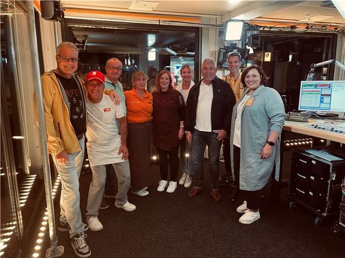 Kreishandwerksmeister Ralf Winn überraschte in den frühen Morgenstunden das SWR 1-Team im gläsernen Studio Neuwied.  Foto: Kreishandwerkerschaft RWW – Geschäftsstelle Neuwied