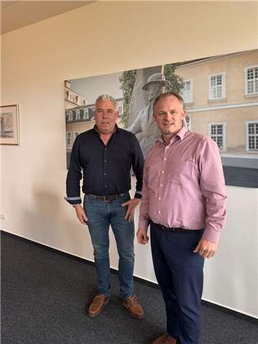 Kreishandwerksmeister Ralf Winn und Oberbürgermeister Jan Einig im Gespräch.Foto: Ralf Winn