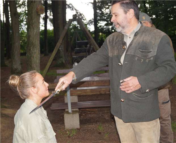 Kreisjagdmeister Heiko Mades erteilte mit einem „Hirschfänger“ den Jägerschlag.