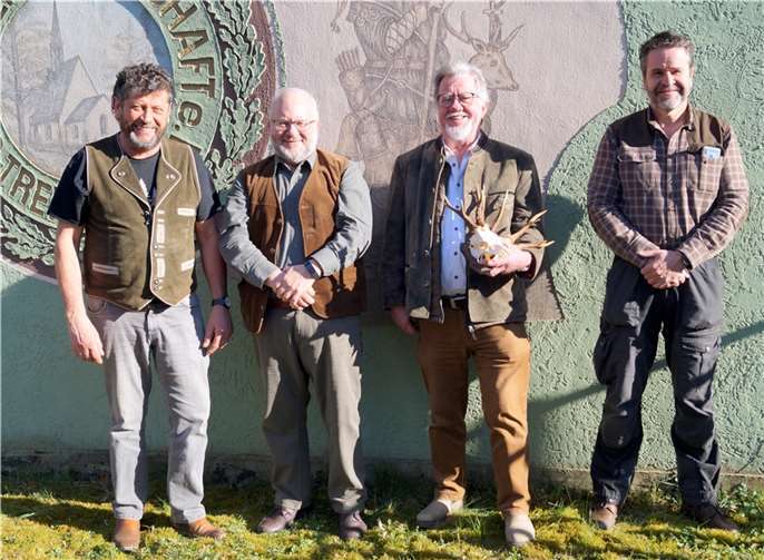 Kreisjagdmeister Heiko Mades (rechts) und der Kreisgruppenvorsitzende „Josi“ Becker (links) verabschiedeten Heinrich Pistel (2. von rechts). Benedikt Schmitt ist der neue Hegeringleiter in Treis. Foto: