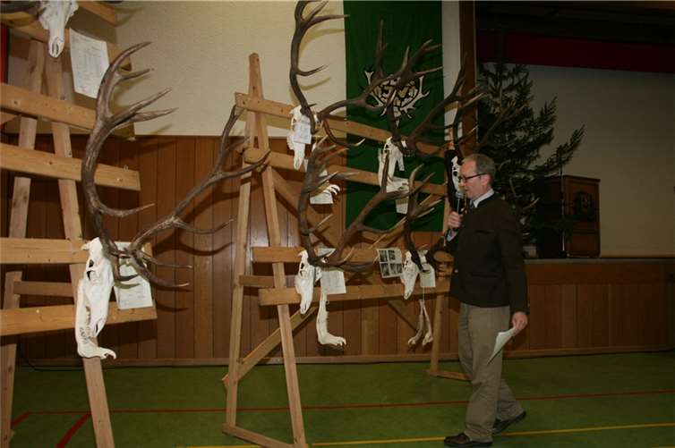 Kreisjagdmeister Joachim Polch erläuterte die Prämierung der ausgestellten Trophäen.