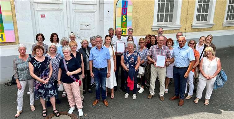 Kreisjugendamt und Caritas bedankten sich bei den ehrenamtlichen Lernpaten, die Grundschulkindern im Kreis Neuwied ihre Zeit schenken.  Foto: Kreisverwaltung Neuwied / Martin Boden