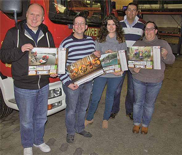 Kreisjugendfeuerwehrwart Dirk Schorn (2.v.l.) bekam von Anka Floßdorf (M.) den Kalender 2015 überreicht. Mit dabei waren Dieter Ferres, stellvertretender Kreisjugendfeuerwehrwart (l.), Michael Berndt, Kassenverwalter( 2.v.r.) und Christina Reuter, Mädchenbeauftragte (r.).A. Floßdorf