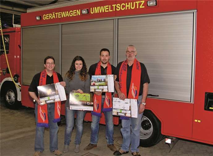 Kreisjugendfeuerwehrwart Dirk Schorn (links) bekam von Anka Floßdorf (2.v.l.) den Kalender 2014 überreicht. Mit dabei waren Marc Lüdenbach (Referatsleiter Wettbewerbe, 2.v.r) und der stellvertretende Kreisjugendfeuerwehrwart Rolf Otter.privat