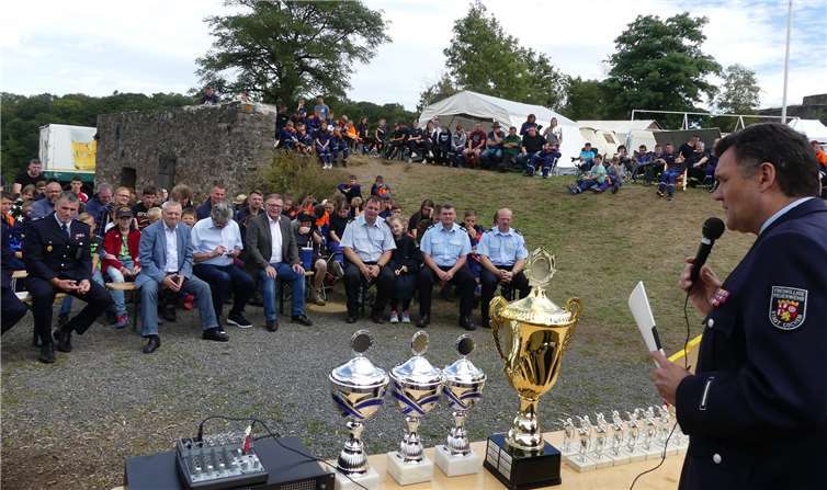 Kreisjugendfeuerwehrwart Günter Hammes konnte beim Zeltlager mehr als 200 Jugendliche begrüßen.