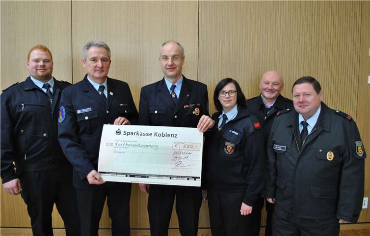 Kreisjugendfeuerwehrwart Horst Klee (2.v.l.) und alle anderen Delegierten freuten sich über den erfolgreichen Ausgang der diesjährigen Spendenaktion.  privat