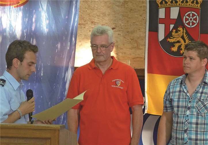 Kreisjugendfeuerwehrwart Markus Schreiner überreicht Bernd Loth (Mitte) und Sven Kramer (r.) die Urkunden zur Ehrenmitgliedschaft. STUKO