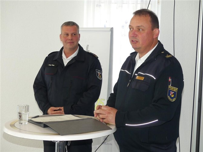 29 neue Jugendleiter qualifizieren sich für die Arbeit mit jungen Feuerwehrkräften Kreisjugendfeuerwehrwart Peter Rink (li.) konnte als Veranstaltungsleiter auch BKI Markus Morsch als Fachreferent gewinnen.