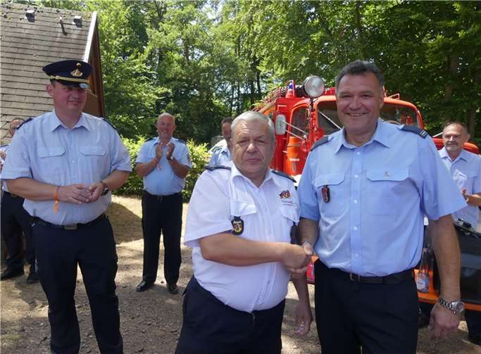 Kreisjugendwart Günter Hammes erhielt von Landesjugendwart Dieter Seibel die Ehrennadel der rheinland-pfälzischen Jugendfeuerwehr