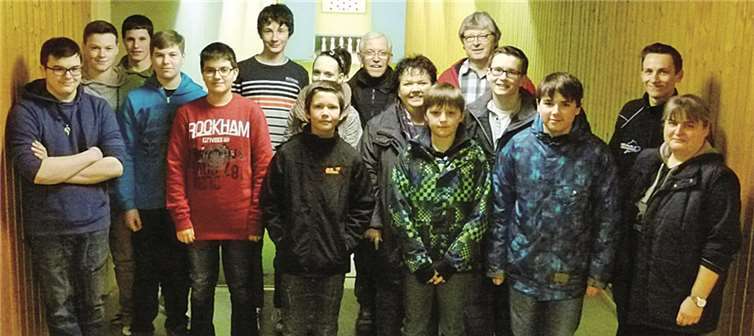 Kreisjugendwartin Petra Wagner (7.v.r.) und Stellvertreterin Claudia Graf (r.) treffen sich zum letzten Mal mit den Jungschützen aus Gevenich, Treis und Cochem und ihren Betreuern.privat