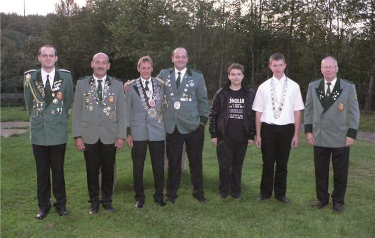 Kreiskönig 2013/2014 Markus Kohl (Mitte) und sein Nachfolger auf Kreisebene Dietrich Romich (3 v.l.) - Kreiskönig 2014/2015.Privat