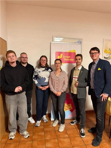 Kreiskongress Junge Liberale Mayen-Koblenz. v.l.n.r.: Lennert Geiermann, Marlon Mohr (Mitglied), Lydia Müller, Selina Peesel, Lion Krejsa (Junge Liberale Koblenz), Christian Schnack (FDP Mayen-Koblenz). Foto: privat