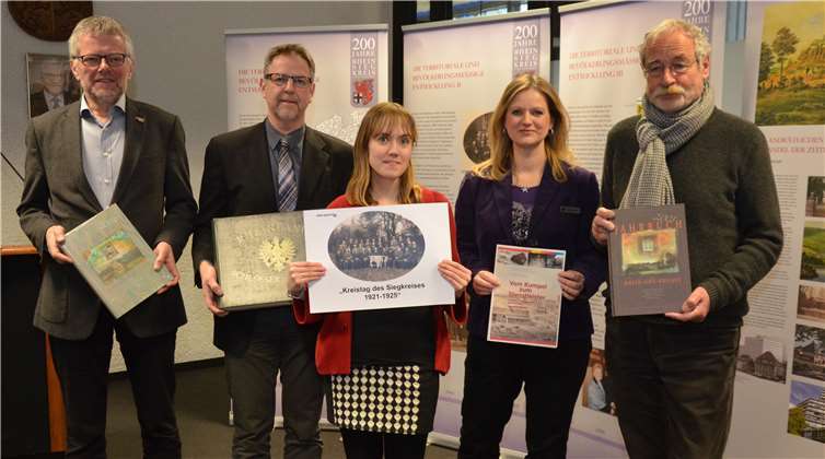 Kreiskulturamtsleiter Rainer Land, Archiv- und Kulturdezernent des Rhein-Sieg-Kreises, Thomas Wagner, Archivmitarbeiterin Alicia Enterman, Kreisarchivarin Dr. Claudia Arndt, Harald Eichner, Vorsitzender des Kulturausschusses des Rhein-Sieg-Kreises (v. l. n. r.).privat