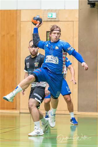 Kreisläufer Robert Czapla bei einem seiner zwei Tore.  Foto: Dietmar Walter
