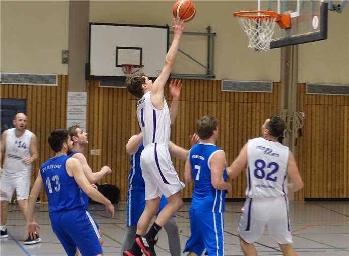 Kreisliga - Till Steinebach punktet in der Zone. Foto: privat