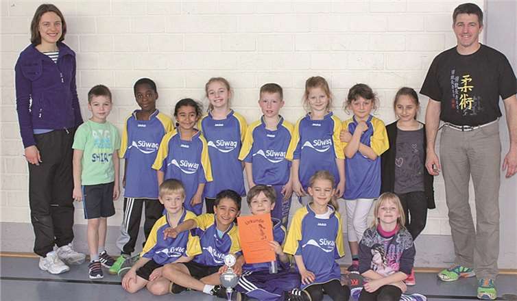 Kreismeister der Grundschule Weißenthurm: (V.l.h.) Sportlehrerin Astrid Steil, Ilja Heiser, Ebenson Evert, Ouafa Guebli, Diana Haberkorn, Michael Gromov, Emily Krafczyk, Hannah Caspers, Aliya Yetim und Schulleiter Thomas Stein; (v.v.l.) Anton Powalaew, Kheder Hamsoro, Lukas Kircher, Juliette Weinberger und Lena Wahl. privat