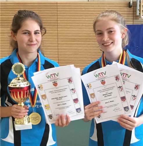 Kreismeisterin Anna Ruge (r.) und Vizemeisterin Amelie Laars (l.) feiern ihre Erfolge.Fotos: privat