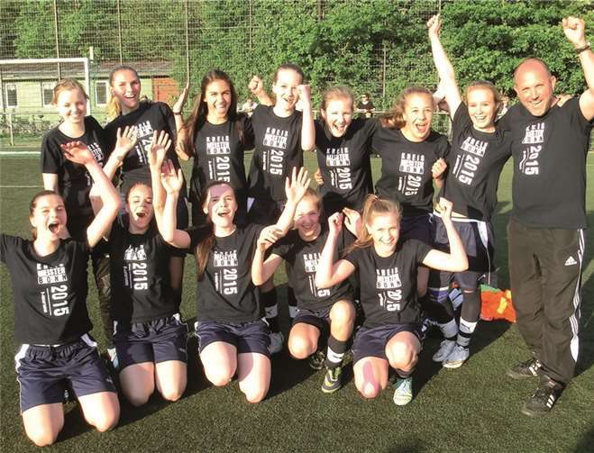 Kreismeisterinnen der Saison bei den B-Juniorinnen: Judith Bernhardt, Nina Breitkopf, Ileana Geueke, Franziska Heinzelmann, Celina Isenhöfer, Lotta Mehner, Nurgül Özsahines, Kira Pingen, Alina Schmitz, Marlene Theis, Leila von Rotberg, Justine Weber und Lea Zavelberg.privat