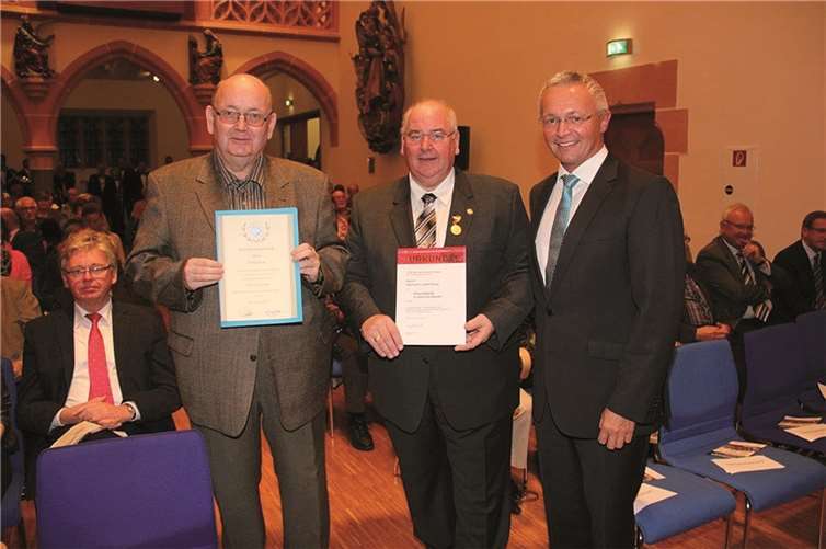 Kreismusikverbandsvorsitzender Achim Hallerbach (rechts) gratuliert Detlef Krug (links) und Hermann-Josef Esser zu ihren besonderen Auszeichnungen.STUKO
