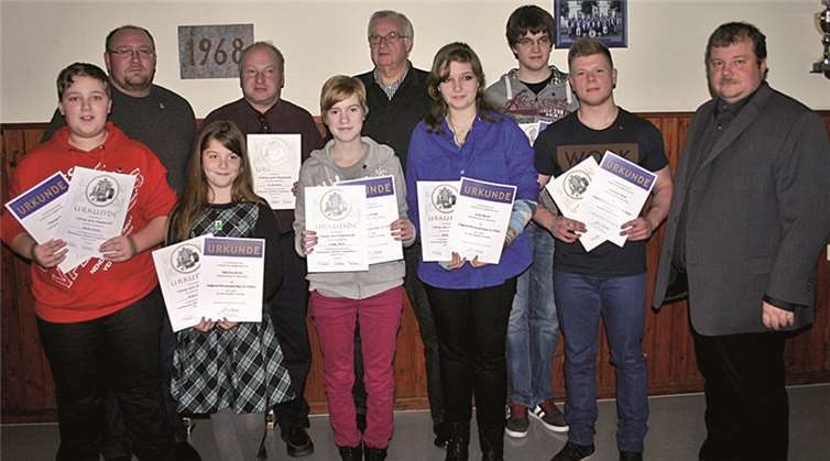 Kreismusikvorsitzender Christoph Schnitker (r.) ehrte langjährige aktive Mitglieder.  RÜ
