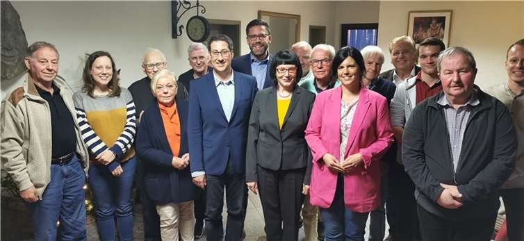 Kreisparteitag der FDP Cochem Zell: (6.v.l.) Jürgen Hoffmann,(7.v.l.) Philipp Fernis, (6.v.r.) Carina Konrad.  Fotos: privat